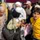 Personas ingresan al cruce fronterizo de Rafah con Egipto en el sur de la Franja de Gaza. Foto: DW.