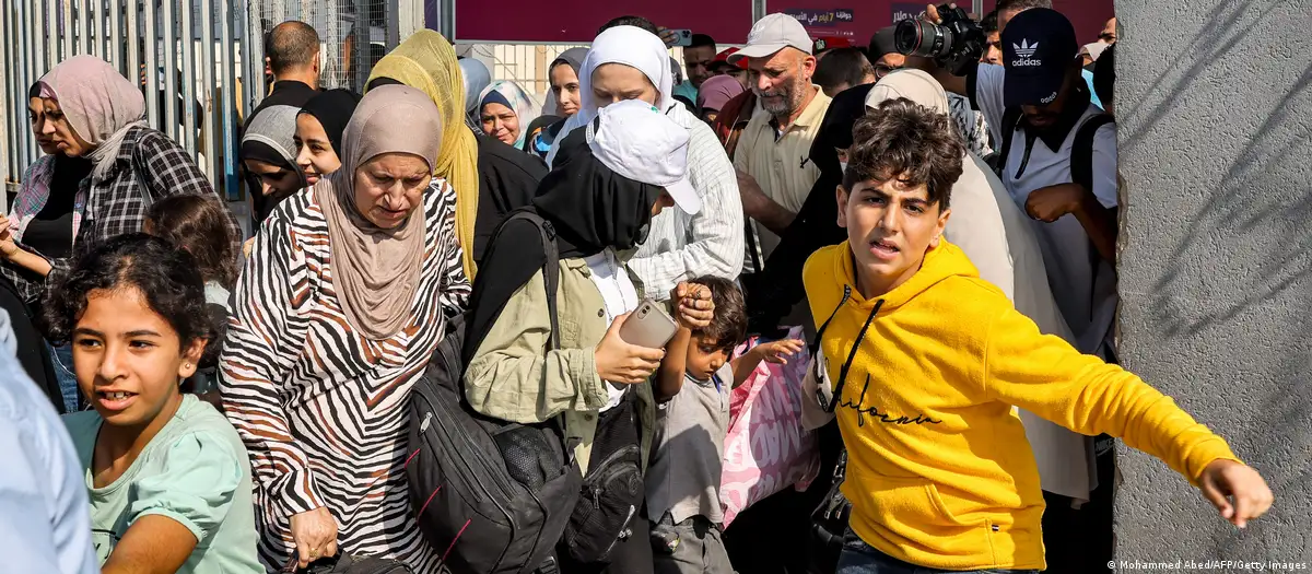 Personas ingresan al cruce fronterizo de Rafah con Egipto en el sur de la Franja de Gaza. Foto: DW.