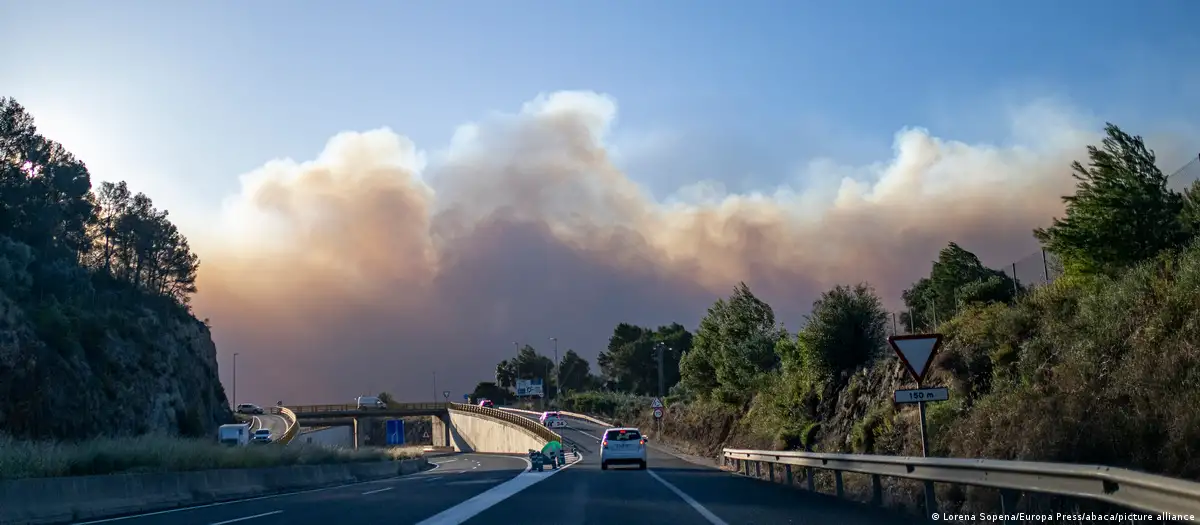 Evacuación por incendio en España. Foto: DW.