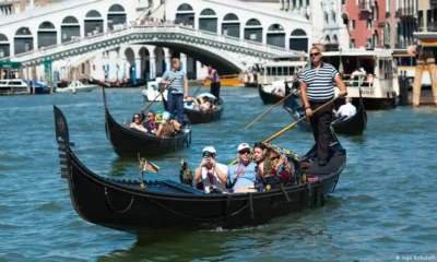 Góndolas llevando a turistas a lo largo del Canal Grande de Venecia a la altura del Puente Rialto. Foto: DW.