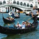 Góndolas llevando a turistas a lo largo del Canal Grande de Venecia a la altura del Puente Rialto. Foto: DW.