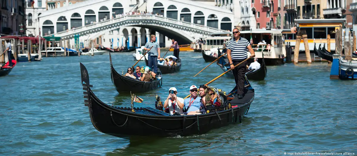 Góndolas llevando a turistas a lo largo del Canal Grande de Venecia a la altura del Puente Rialto. Foto: DW.