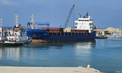 El primer buque que transporta ayuda humanitaria para salvar vidas de palestinos en la asediada Franja de Gaza llegó desde Turquía al puerto egipcio de Al-Arish, cerca del paso fronterizo de Rafah. Foto: DW.