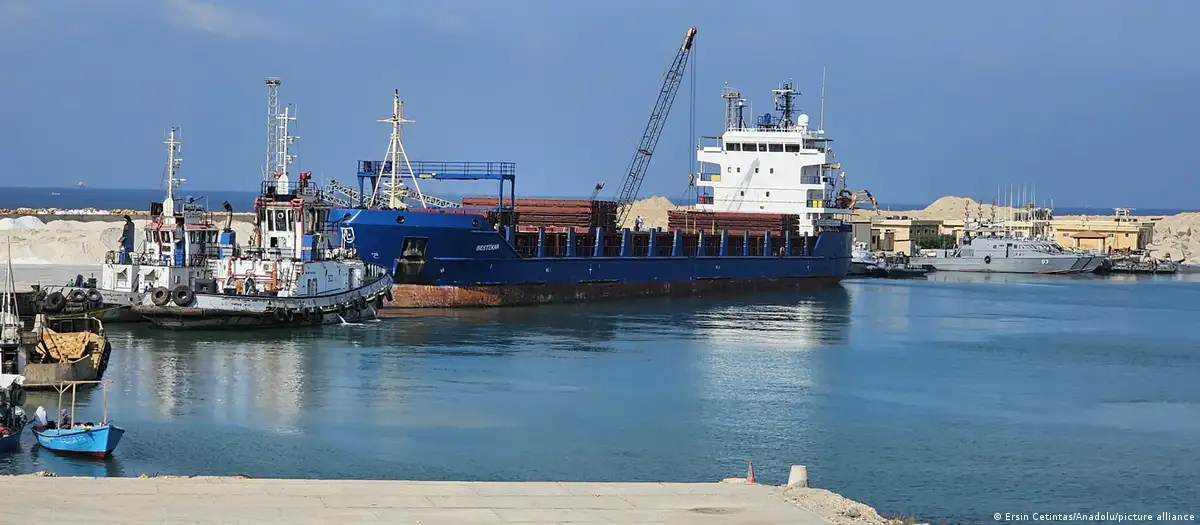 El primer buque que transporta ayuda humanitaria para salvar vidas de palestinos en la asediada Franja de Gaza llegó desde Turquía al puerto egipcio de Al-Arish, cerca del paso fronterizo de Rafah. Foto: DW.