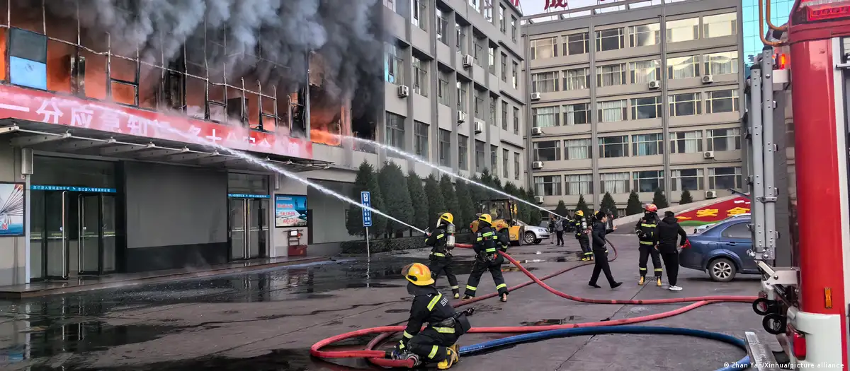 El fuego arrasó el segundo piso del edificio de cinco plantas situado en el distrito de Lishi de la ciudad de Lüliang. Foto: DW.