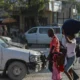 Personas desplazadas de sus hogares debido a enfrentamientos entre bandas armadas en Cité Soleil, caminan por una calle del barrio de Tabarre mientras buscan refugio en Puerto Príncipe. Foto: DW.