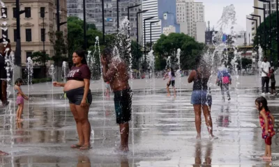 Ciudadanos en Araçuaí, sofocados por el calor. Foto: DW.