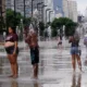 Ciudadanos en Araçuaí, sofocados por el calor. Foto: DW.