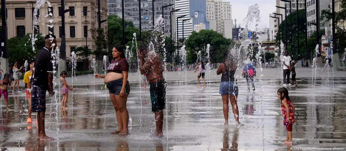 Ciudadanos en Araçuaí, sofocados por el calor. Foto: DW.