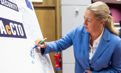 La comisaria europea de Asociaciones Internacionales, Juta Urpilainen, en la ceremonia de firma del acuerdo para El PAcCTO 2.0, el programa europeo para América Latina y el Caribe contra el crimen transnacional, Bruselas, 21.11.2023. Foto: DW.