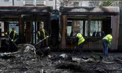 Retiro de escombros en Dublín el viernes, tras las escenas violentas en el centro de la ciudad. Foto: DW.