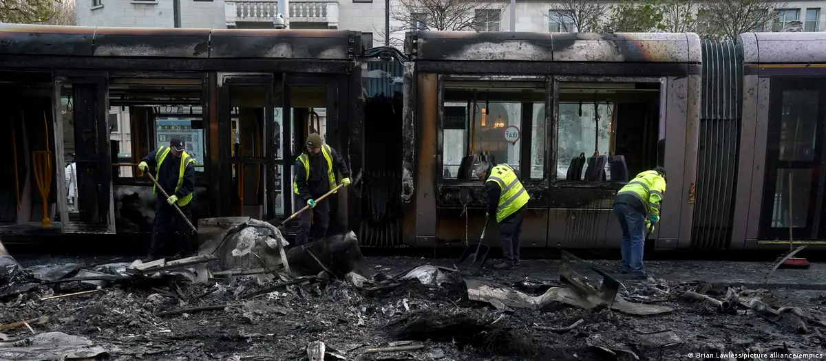 Retiro de escombros en Dublín el viernes, tras las escenas violentas en el centro de la ciudad. Foto: DW.