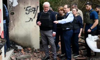 El presidente alemán, Frank-Walter Steinmeier (centro) y su esposa Elke Büdenbender, junto con Izchak Herzog, presidente de Israel, y su esposa Michal Herzog, visitaron el Kibbutz Beeri, en la zona fronteriza con la Franja de Gaza, uno de los lugares más castigados por las masacres terroristas de Hamás. Foto:DW.