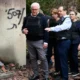 El presidente alemán, Frank-Walter Steinmeier (centro) y su esposa Elke Büdenbender, junto con Izchak Herzog, presidente de Israel, y su esposa Michal Herzog, visitaron el Kibbutz Beeri, en la zona fronteriza con la Franja de Gaza, uno de los lugares más castigados por las masacres terroristas de Hamás. Foto:DW.