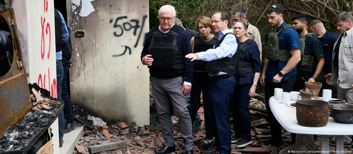 El presidente alemán, Frank-Walter Steinmeier (centro) y su esposa Elke Büdenbender, junto con Izchak Herzog, presidente de Israel, y su esposa Michal Herzog, visitaron el Kibbutz Beeri, en la zona fronteriza con la Franja de Gaza, uno de los lugares más castigados por las masacres terroristas de Hamás. Foto:DW.