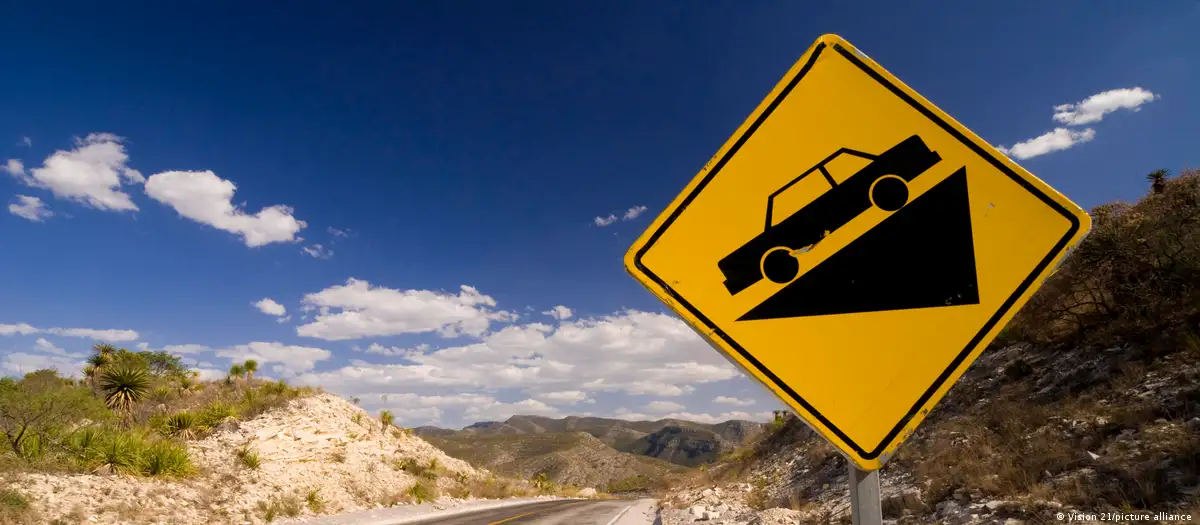 "Próximo descenso". Un aviso de advertencia en una carretera de Coahuila, México. Foto: DW.