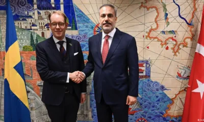 El ministro sueco de Exteriores, Tobias Billstrom, junto a su homólogo turco, Hakan Fidan, ayer en Bruselas. Foto: DW.