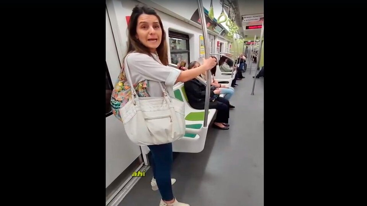 Anita Careaga, nieta de Esther Ballestrino, en el subte de Buenos Aires. Foto: Captura Página/12.