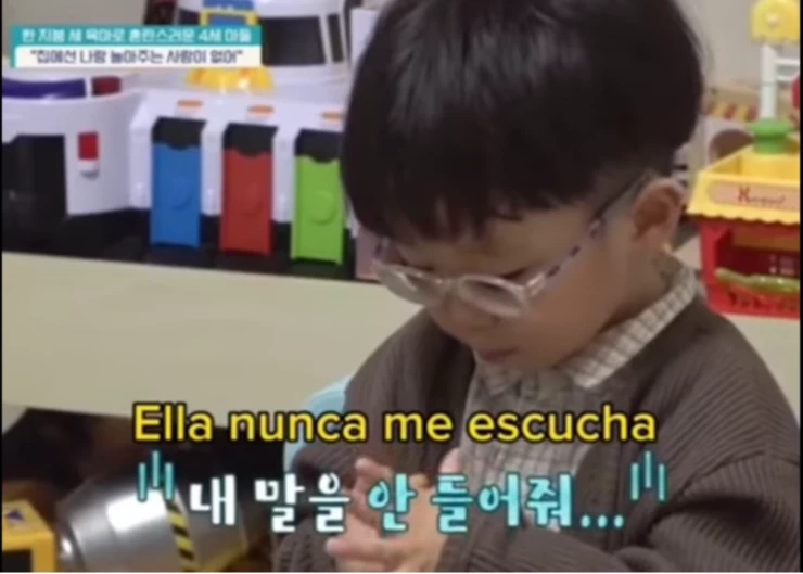 El nene coreano del video viral. Foto captura de pantalla.