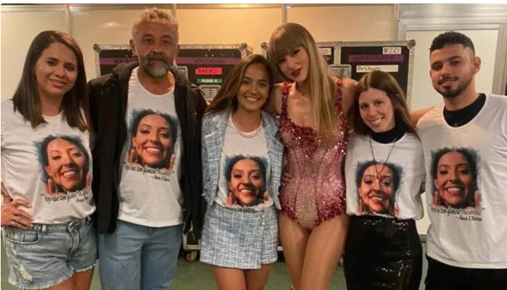 Durante su última presentación en Brasil, Taylor Swift se reunió con la familia de la fanática que falleció previo a uno de sus shows (Créditos: X/@taylorstightend)