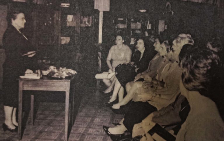 Lucy W. Andress, dictando clases de arreglos florales. Ca. 1963. Fuente: Colegio Internacional