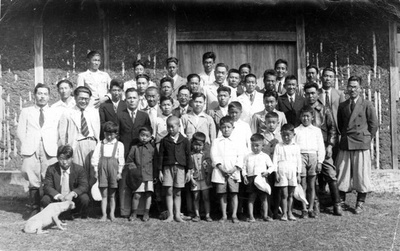 Frente a la escuela japonesa, padres y alumnos con autoridades de la Colonia © Emi Kasamatsu, “Descubra a los Nikkei”