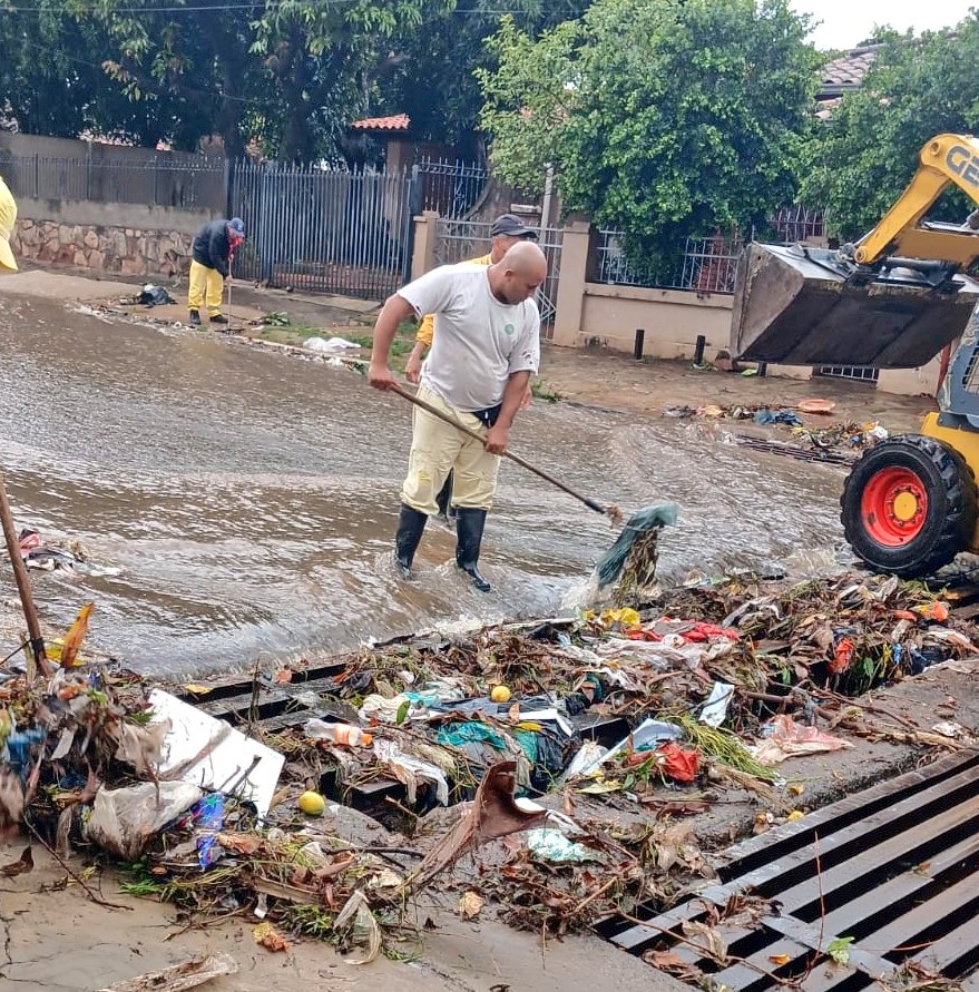 Servicios Urbanos recoge un montón de basuras tras las lluvias. Foto: Municipalidad de Asunción.