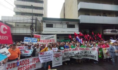 Manifestación de jubilados frente a IPS. Foto: Radio Cáritas.