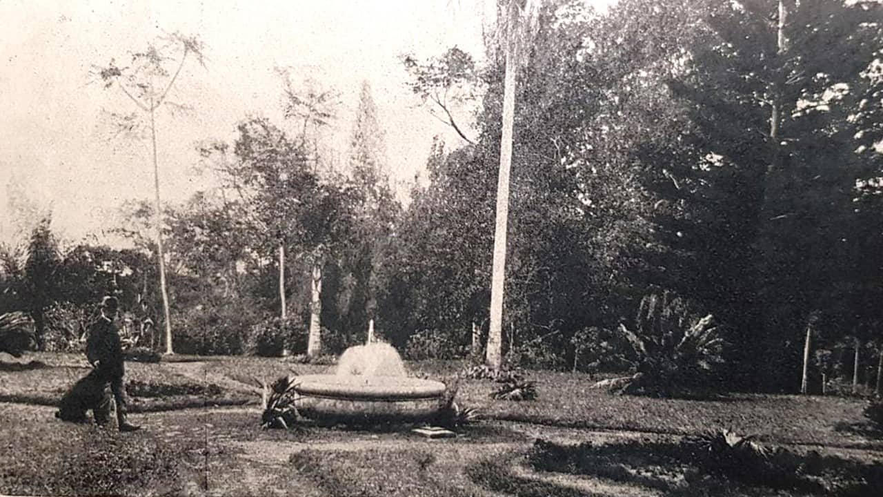 Henry Mangels en uno de los jardines de su quinta. Ca. 1900. Cortesía