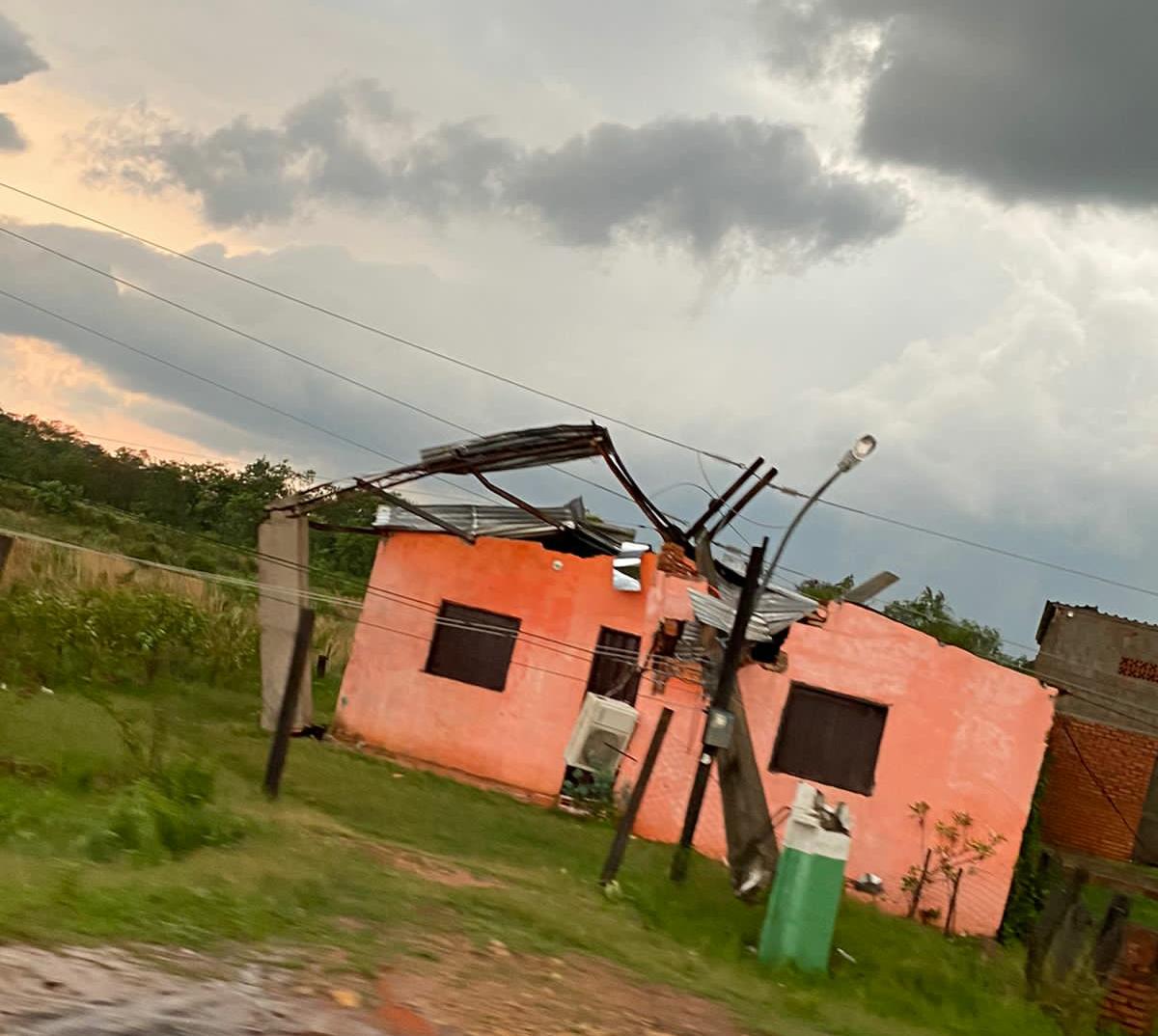 Casas destruidas y familias en albergues. Foto: Gentileza.