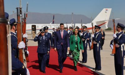 Presidente Santiago Peña fue recibido por autoridades de Chile. Foto: Gentileza.