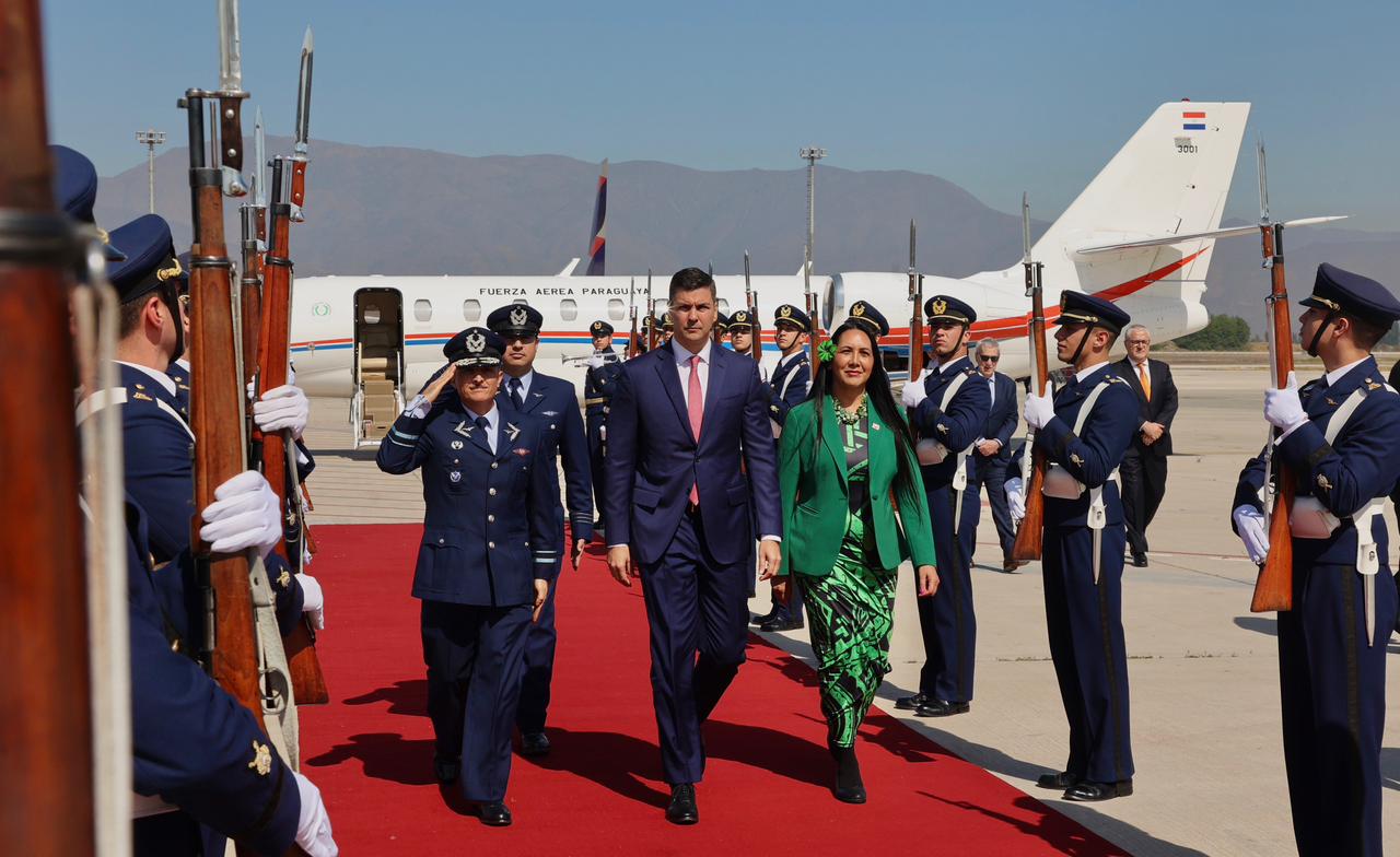 Presidente Santiago Peña fue recibido por autoridades de Chile. Foto: Gentileza.