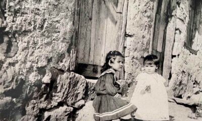 Josefina a la edad de seis años en Santa Pola, Alicante, con su hermana Carolina (1909). Donación Ariel Plá. Colección AECID en el CCE Juan de Salazar