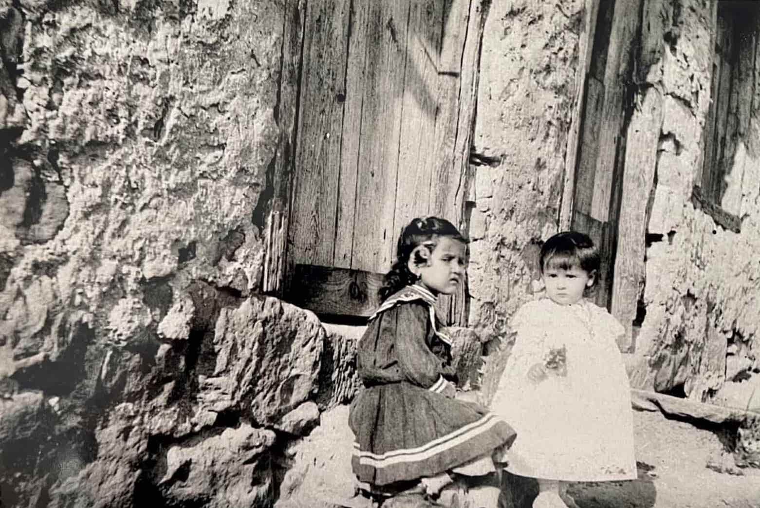 Josefina a la edad de seis años en Santa Pola, Alicante, con su hermana Carolina (1909). Donación Ariel Plá. Colección AECID en el CCE Juan de Salazar