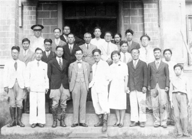 Autoridades de la administracion de La Colmena frente a su sede, 1937 © Emi Kasamatsu, “Descubra a los Nikkei”