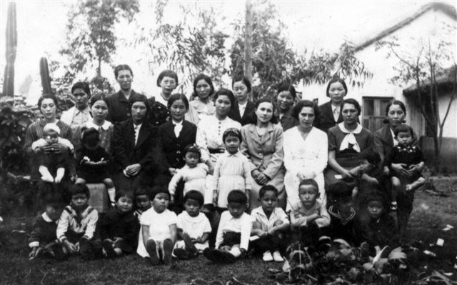 Esposas de los primeros imigrantes en La Colmena, con sus hijos, 1939 © Emi Kasamatsu, “Descubra a los Nikkei”