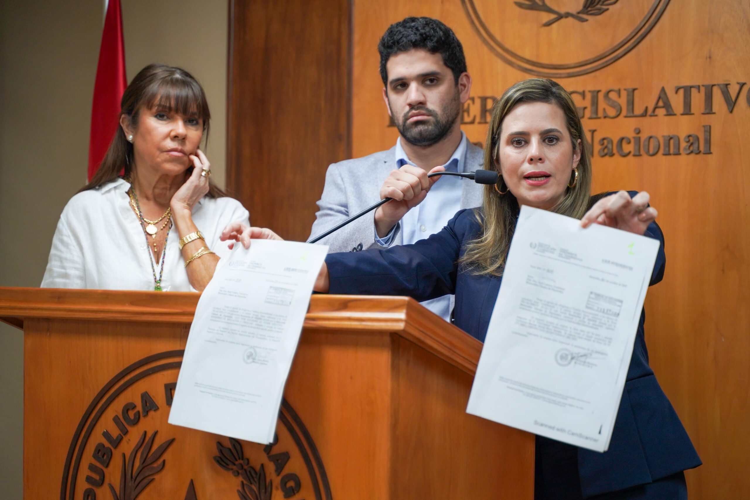 Celeste Amarilla, Raúl Benitez y Kattya González en conferencia de prensa. Foto: Gentileza.