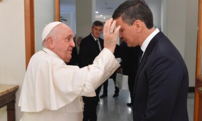 Santiago Peña fue recibido en audiencia por el Papa Francisco. Foto: Gentileza.