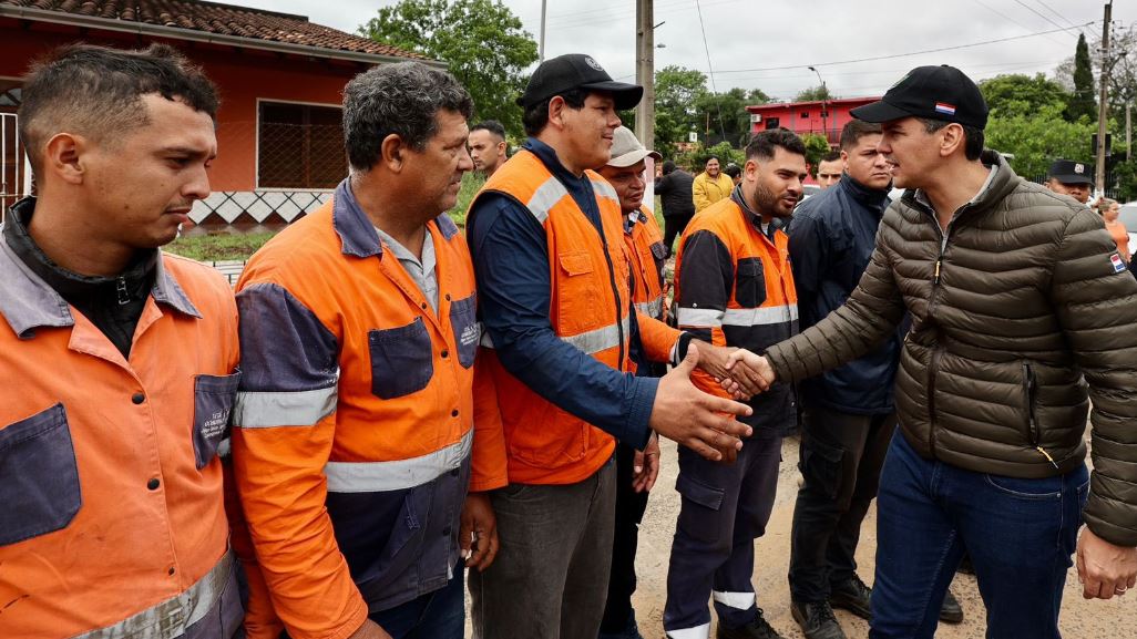 Santiago Peña visitó la ciudad de Ayolas. Foto: Presidencia.