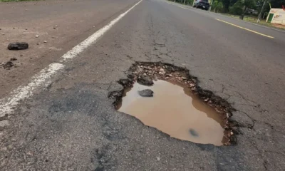 Bache en ruta de material de asafalto. Foto referencial.