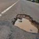 Bache en ruta de material de asafalto. Foto referencial.