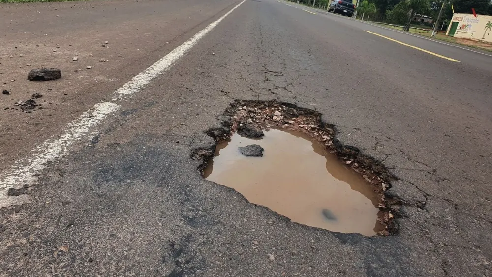 Bache en ruta de material de asafalto. Foto referencial.