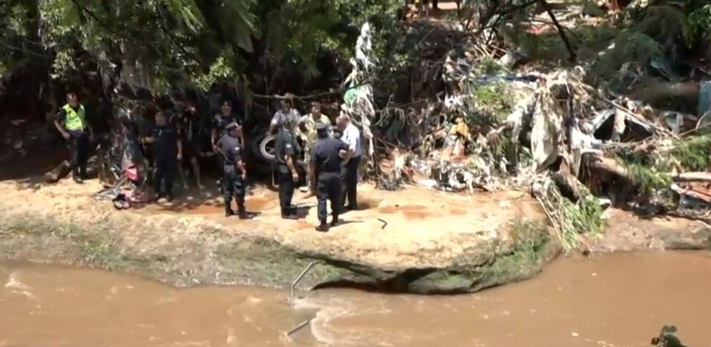 Momento en que econtraron camioneta de militares. Foto: Captura.