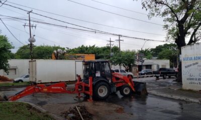 Tractor sobre la calle Santa Rosa en Lambaré. Foto: 780 AM.