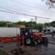 Tractor sobre la calle Santa Rosa en Lambaré. Foto: 780 AM.