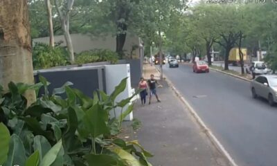 Momento en que el hombre le propina un golpe en el rostro. Foto: Captura.