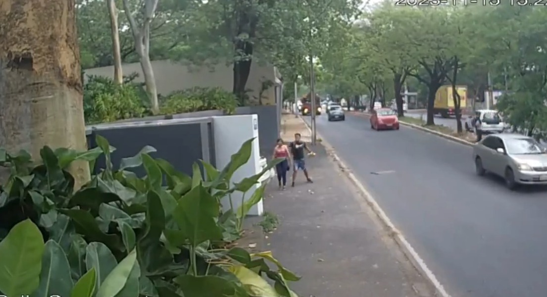 Momento en que el hombre le propina un golpe en el rostro. Foto: Captura.