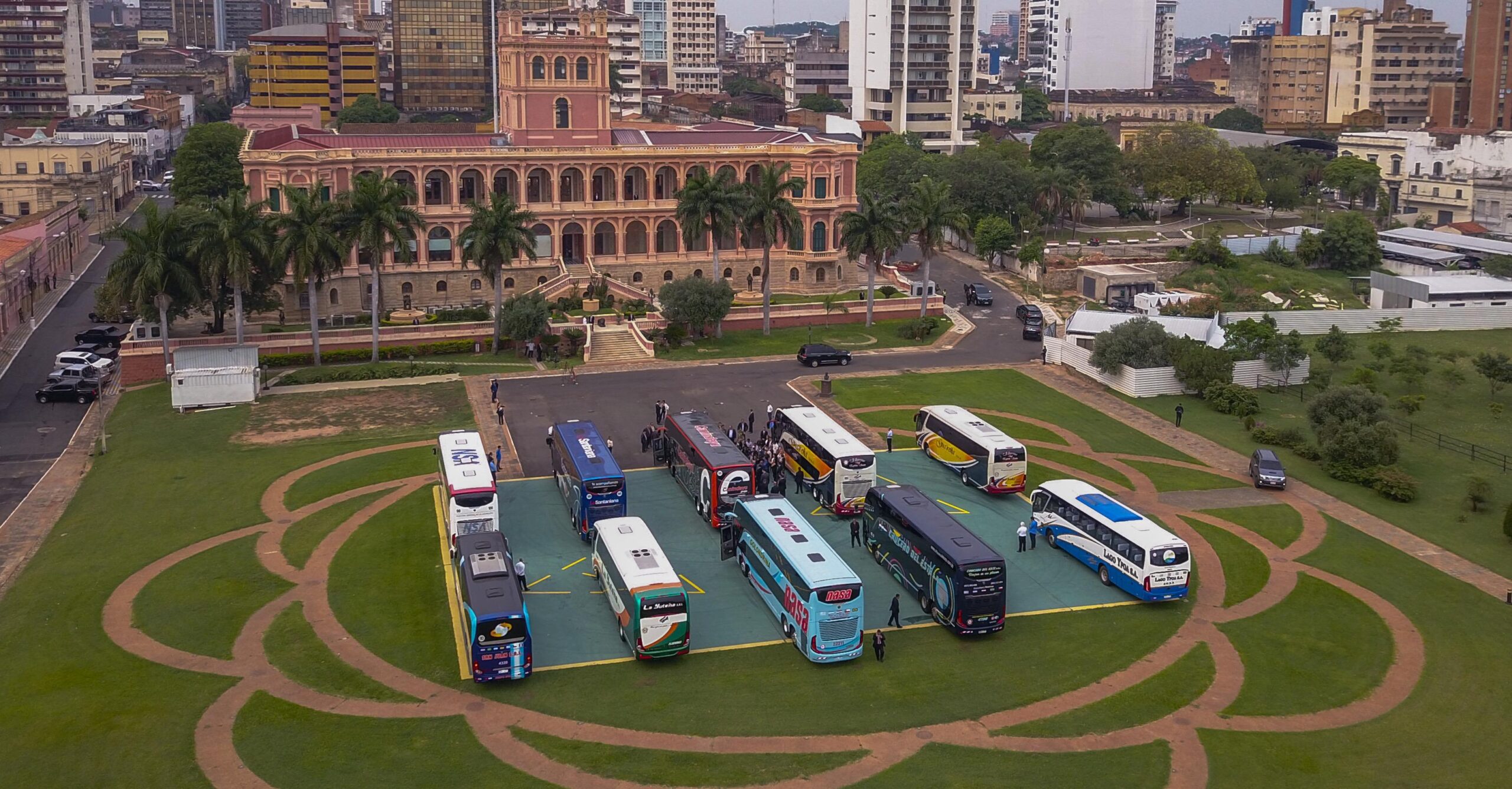 Flota de buses presentada por el sector privado. Foto: MOPC.