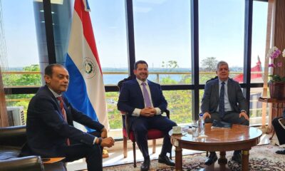 En el medio, Raul Latorre, presidente de la Cámara de Diputados, con dos de los ministros más cuestionados del nuevo gobierno. Foto: Gentileza.