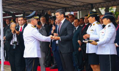 Santiago Peña con el comandante de la Policía Nacional. Foto: Gentileza.